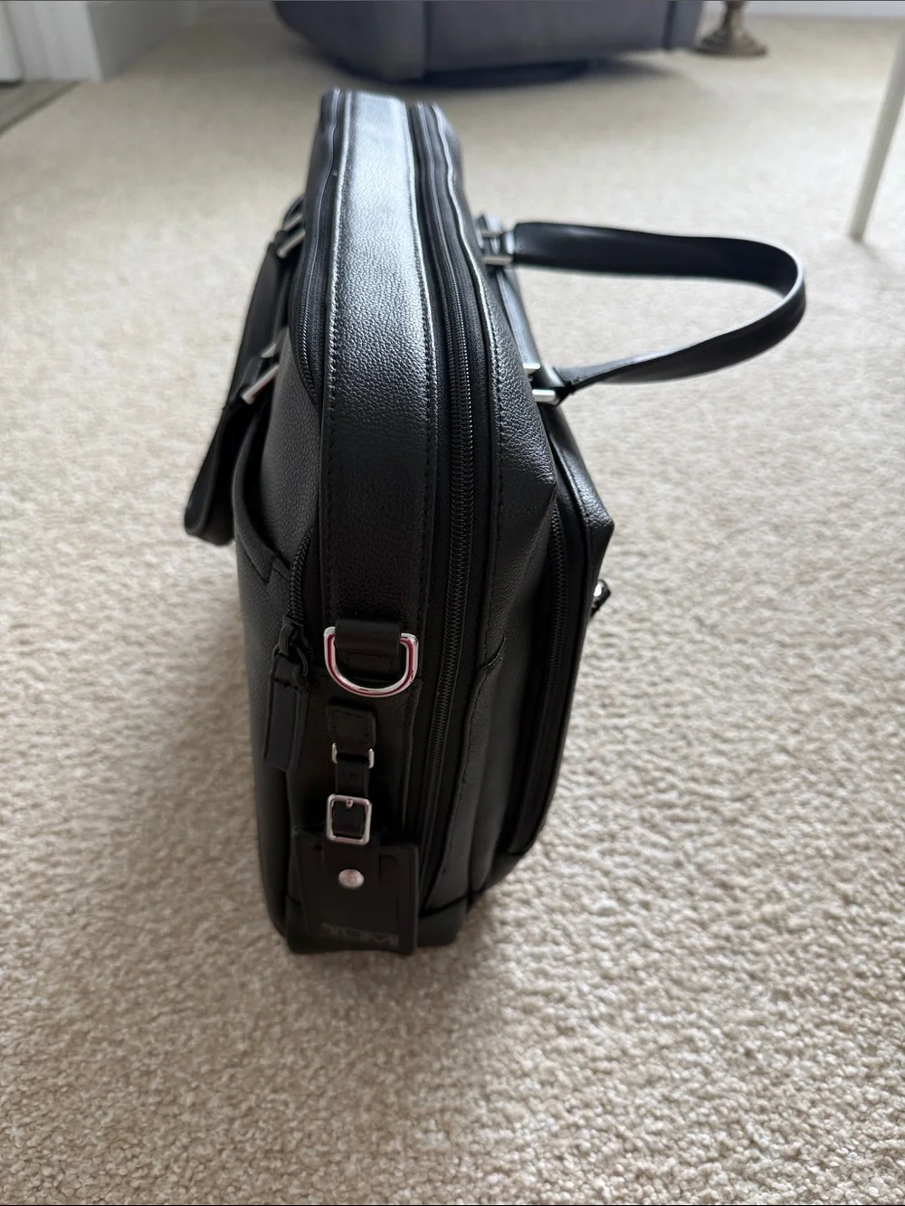 Tumi Black oakfield Leather Men’s Briefcase with Front Zip Pocket